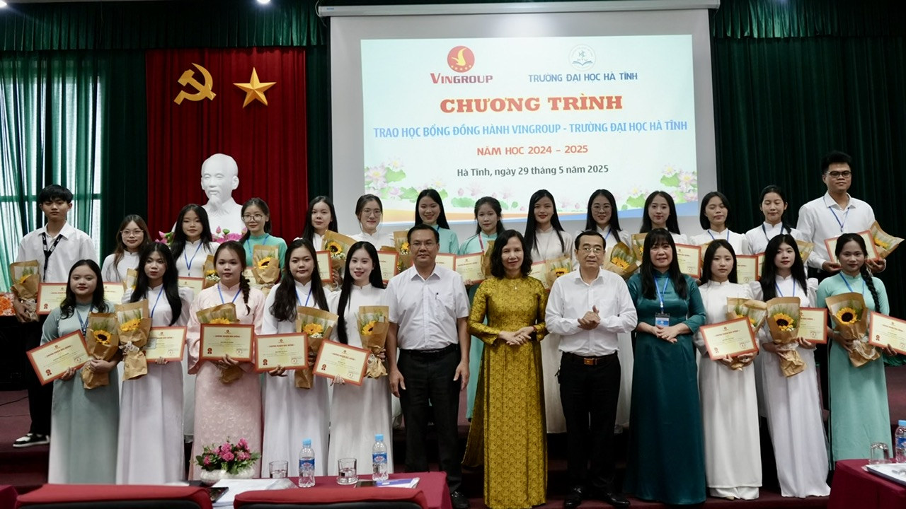 Trao học bổng “Đồng hành Vingroup-Trường Đại học Hà Tĩnh” năm 2025 cho 22 sinh viên xuất sắc