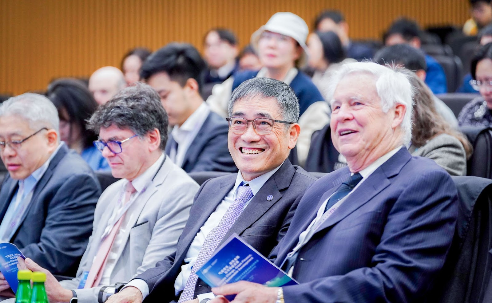 Co-director of VINS Robert Engle (right) and NYU Shanghai Chancellor Tong Shijun (center)