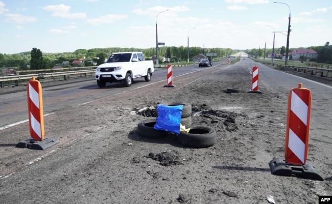 Воронка на Антоновском мосту в Херсоне через реку Днепр. 21 июля 2022 года