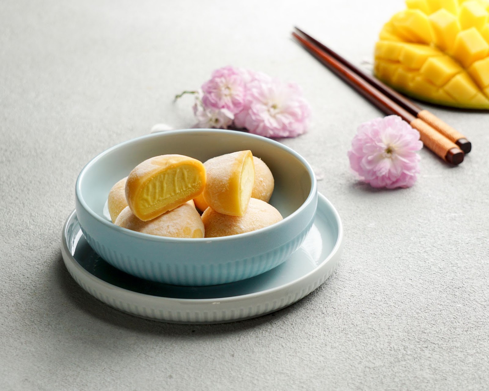 Vỏ mochi dẻo dai với nhân kem mát lạnh đem đến cho bạn cảm giác sảng khoái, dễ chịu