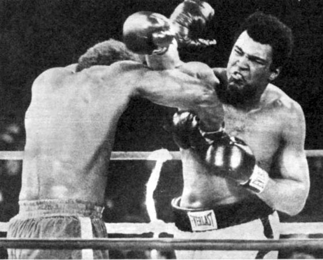 Troca de golpes entre George Foreman e Muhammad Ali