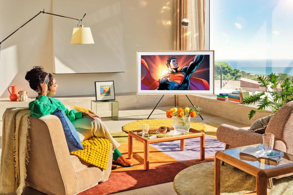 A person sitting in a chair in front of a television

AI-generated content may be incorrect.