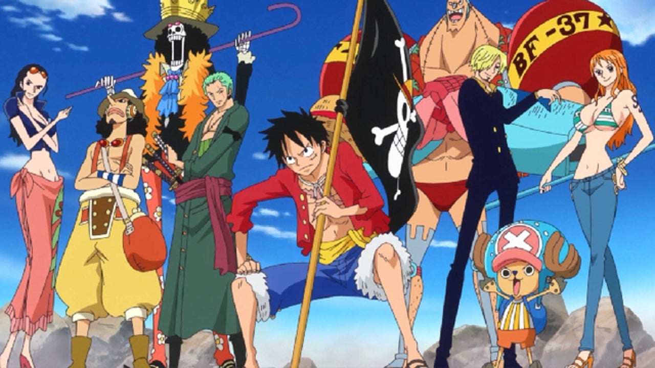 Personajes de One Piece, incluyendo a Luffy, Zoro, Nami, Sanji, Usopp, Chopper, Robin, Franky y Brook, posando juntos con una bandera pirata en un escenario de fondo marino.