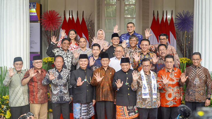 Penjabat Gubernur DKI Jakarta, Teguh Setyabudi; Menteri Agama RI, Nasaruddin Umar; berfoto bersama para mantan Gubernur DKI Jakarta dan tokoh masyarakat saat peluncuran Bentang Harapan JakASA di Pendopo Balai Kota Jakarta, Selasa, 31 Desember 2024. Sumber: TEMPO/Martin Yogi Pardamean