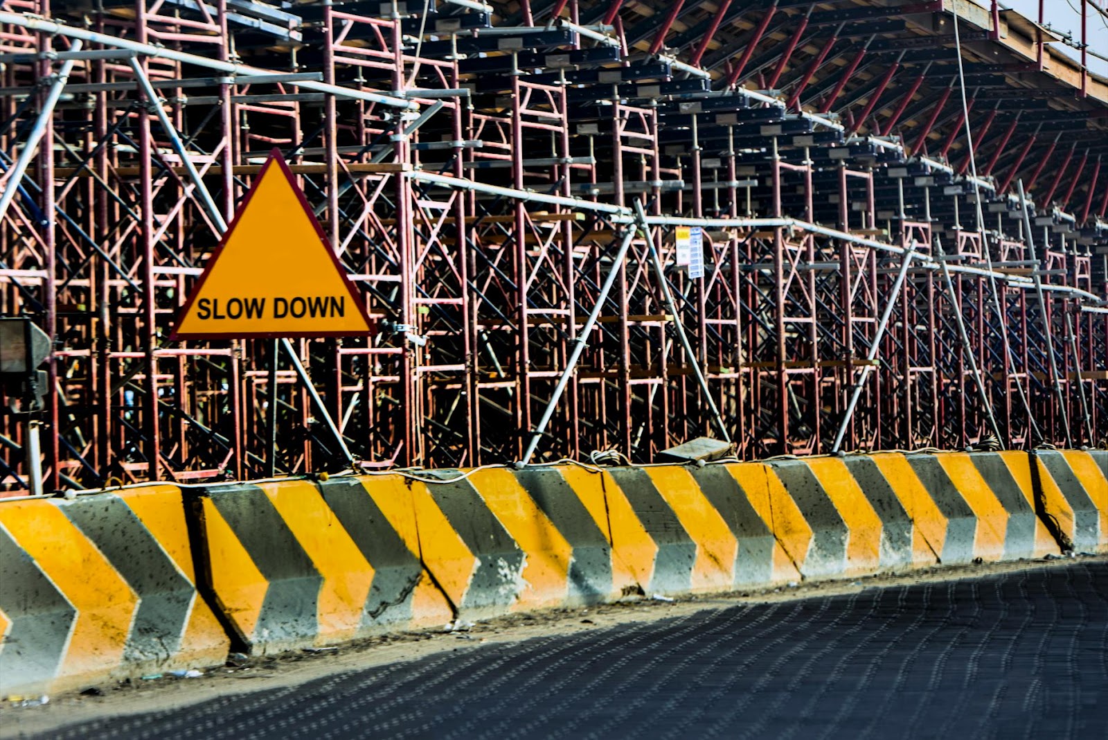 foto color amarillo-y-negro-carretera-barrera-de-hormigón-seguridad-y-protección-formación -online