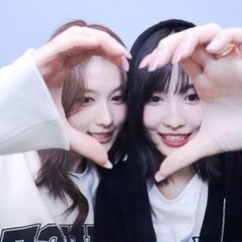 twice sana and momo making the heart sign 