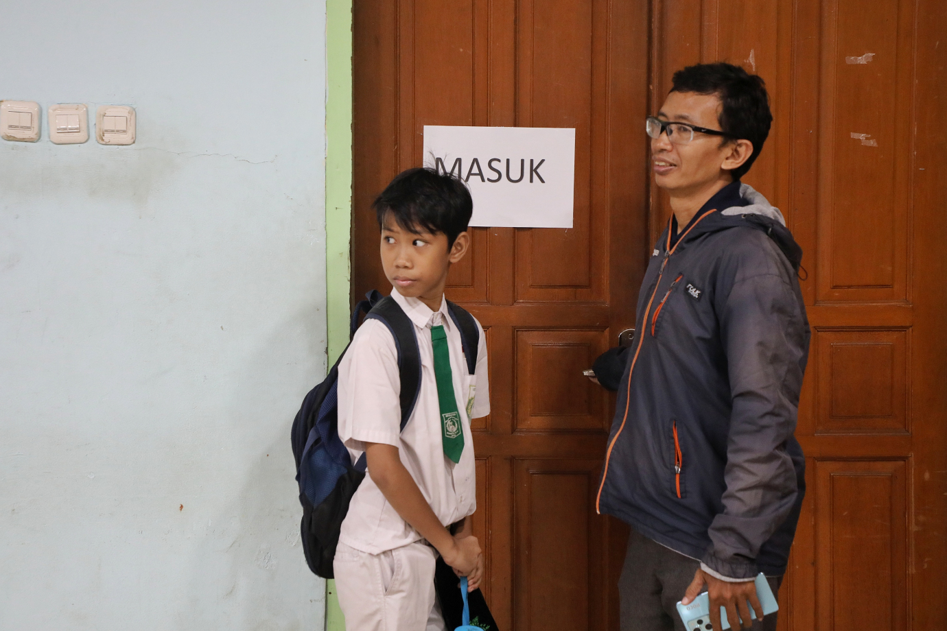 Calon Murid Baru di Posko Pelayanan SPMB Jakarta Selatan 