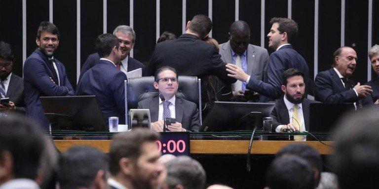 Grupo de pessoas sentadas

O conteúdo gerado por IA pode estar incorreto.