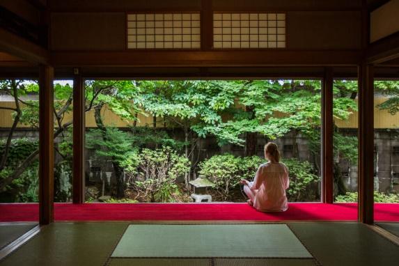 高山善光寺本堂で瞑想する人