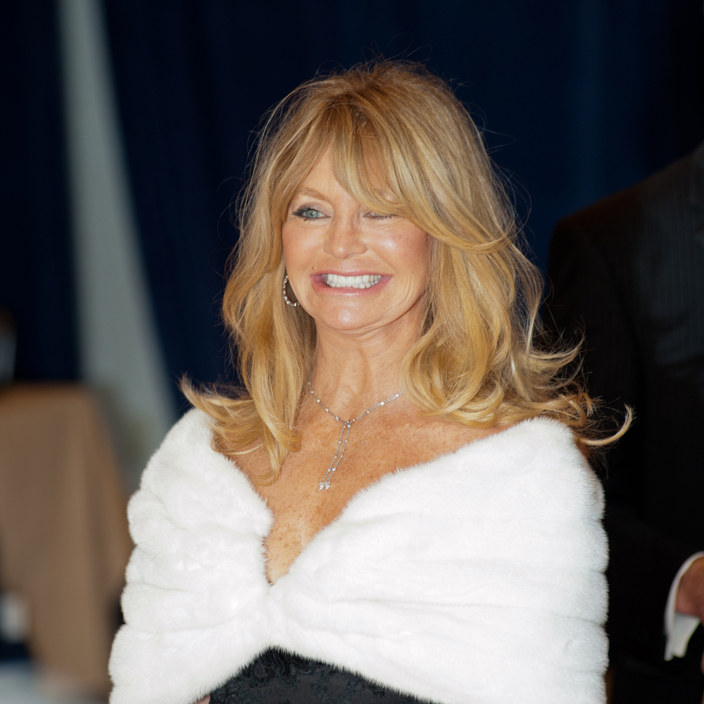 Goldie Hawn pose devant l'appareil photo. 