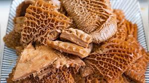 A close up of a pile of brown mushrooms

Description automatically generated