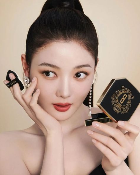 This contains an image of Kim yoo Jung With Makeup

