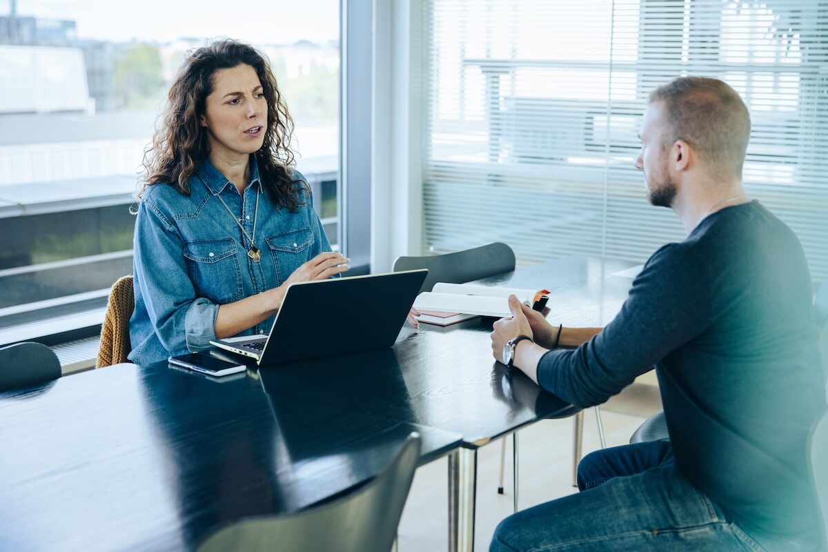 HR operations: HR manager talking to an employee