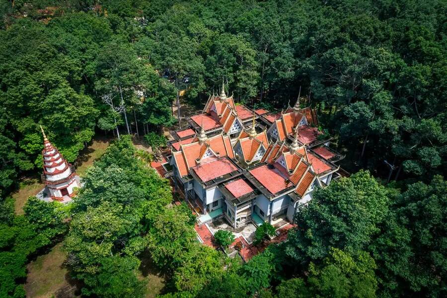 Khmer Cultural Museum in Tra Vinh seen from above with a campus covered with many green trees, creating a fresh landscape. Source: Traveloka 