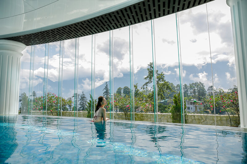 Hồ bơi The Pool với view nhìn thẳng ra dãy núi Hoàng Liên Sơn
