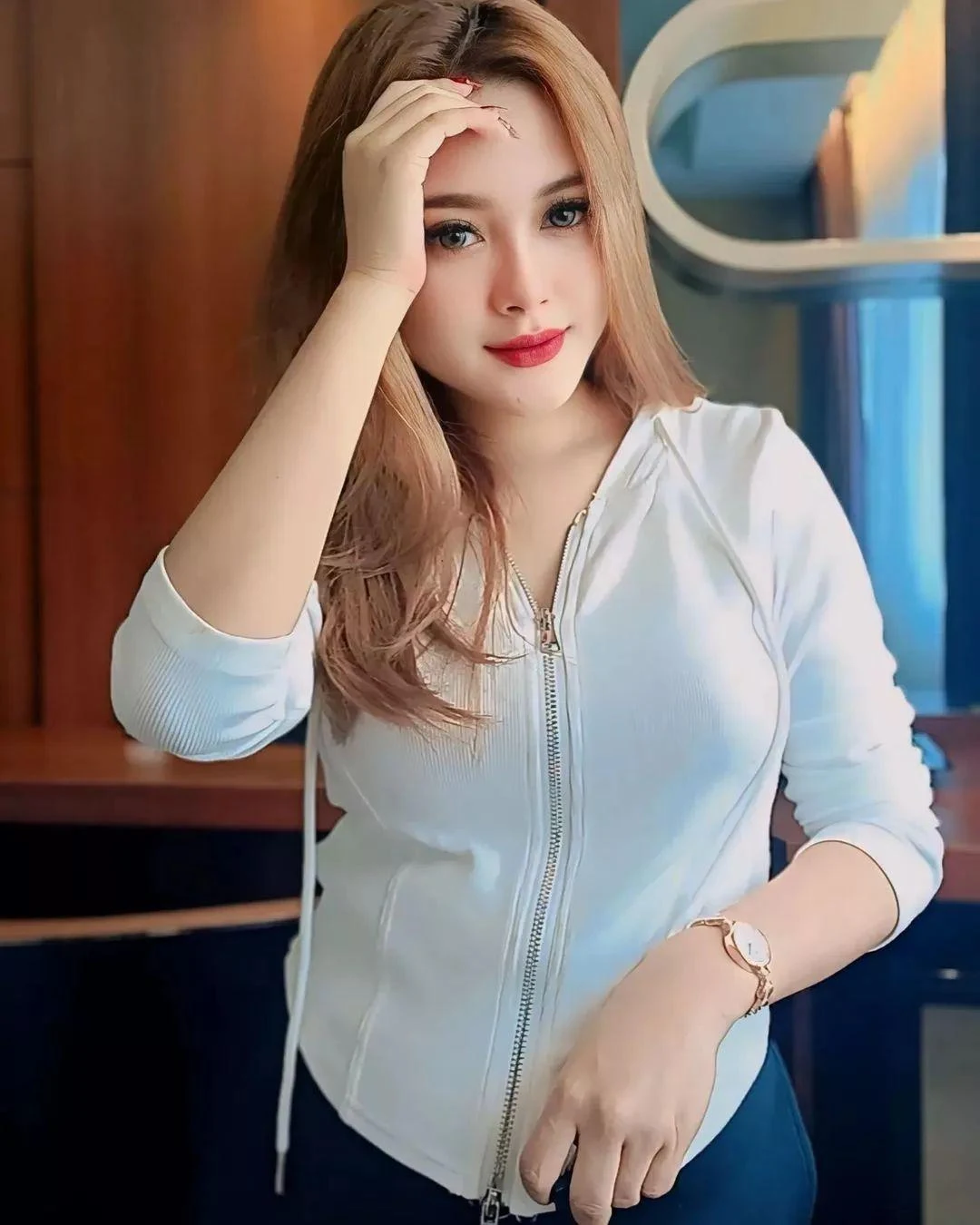 Cewek Indo dengan Senyum Penuh Pesona, senyum pesona, gadis indo, cewek manja