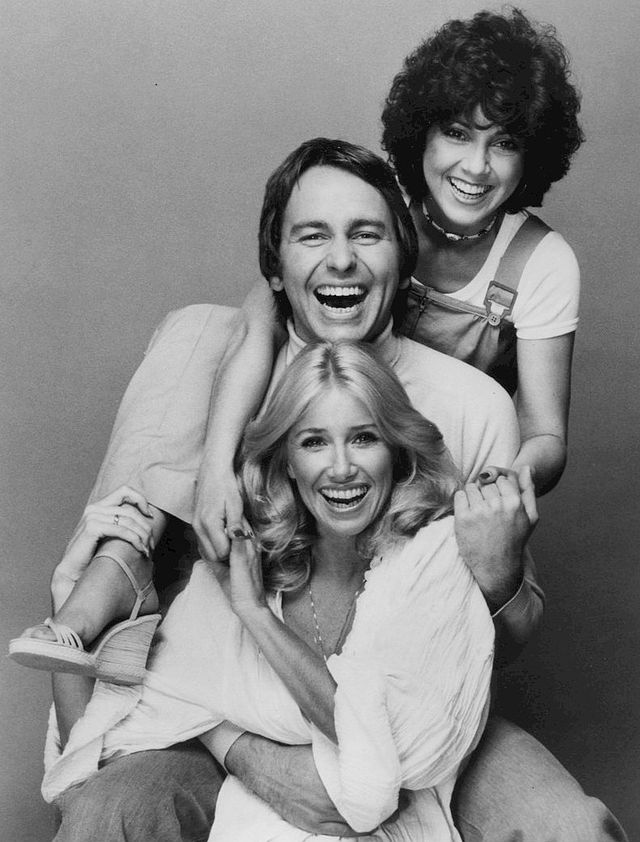 Joyce DeWitt, icône de la sitcom Vivre à trois (Three's Company) avec Chrissy Snow et Jack Tripper.