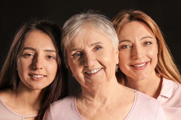 Un par de mujeres sonriendo

Descripción generada automáticamente