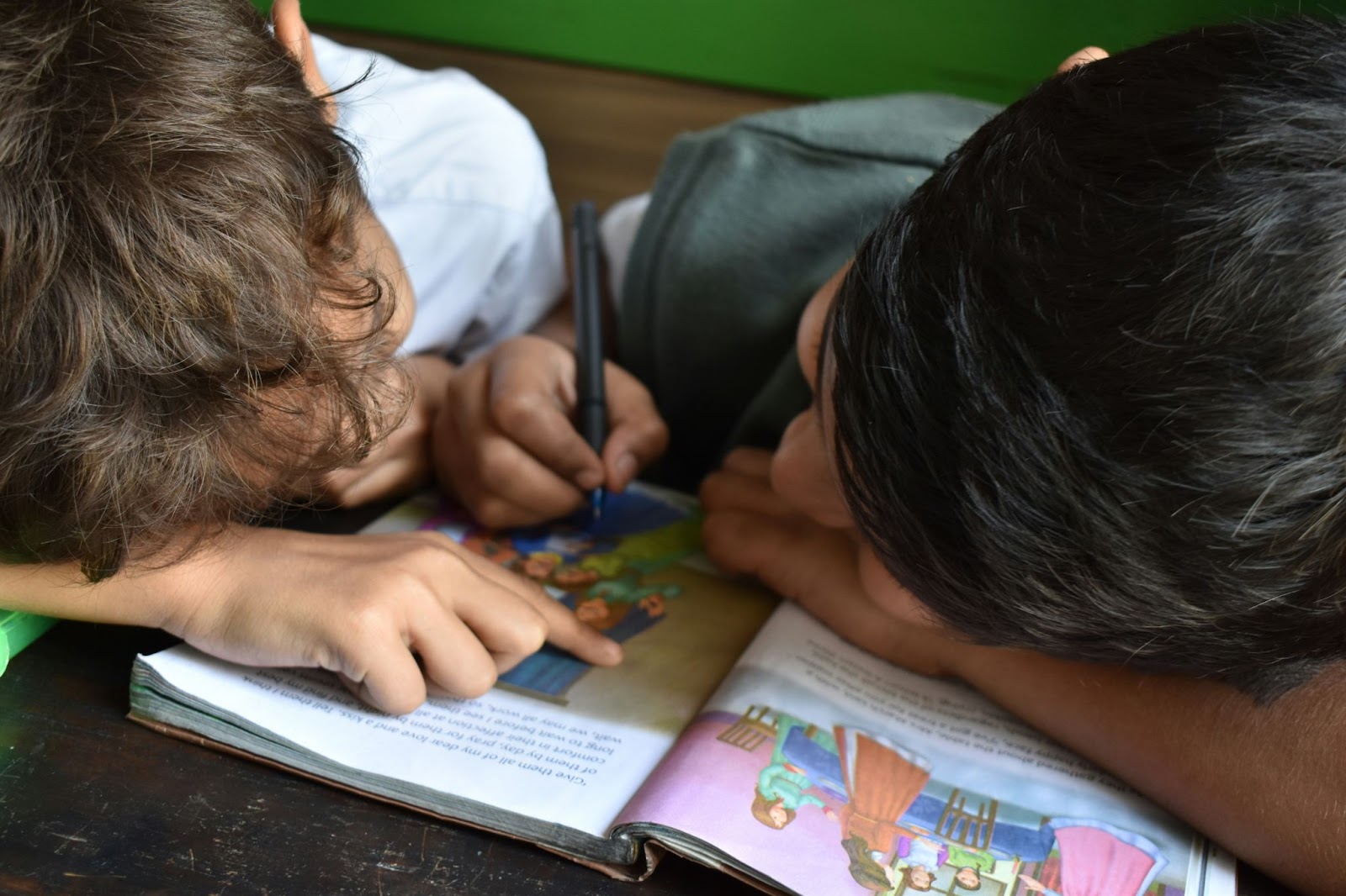 enjoy-reading-with-peers-and-parents