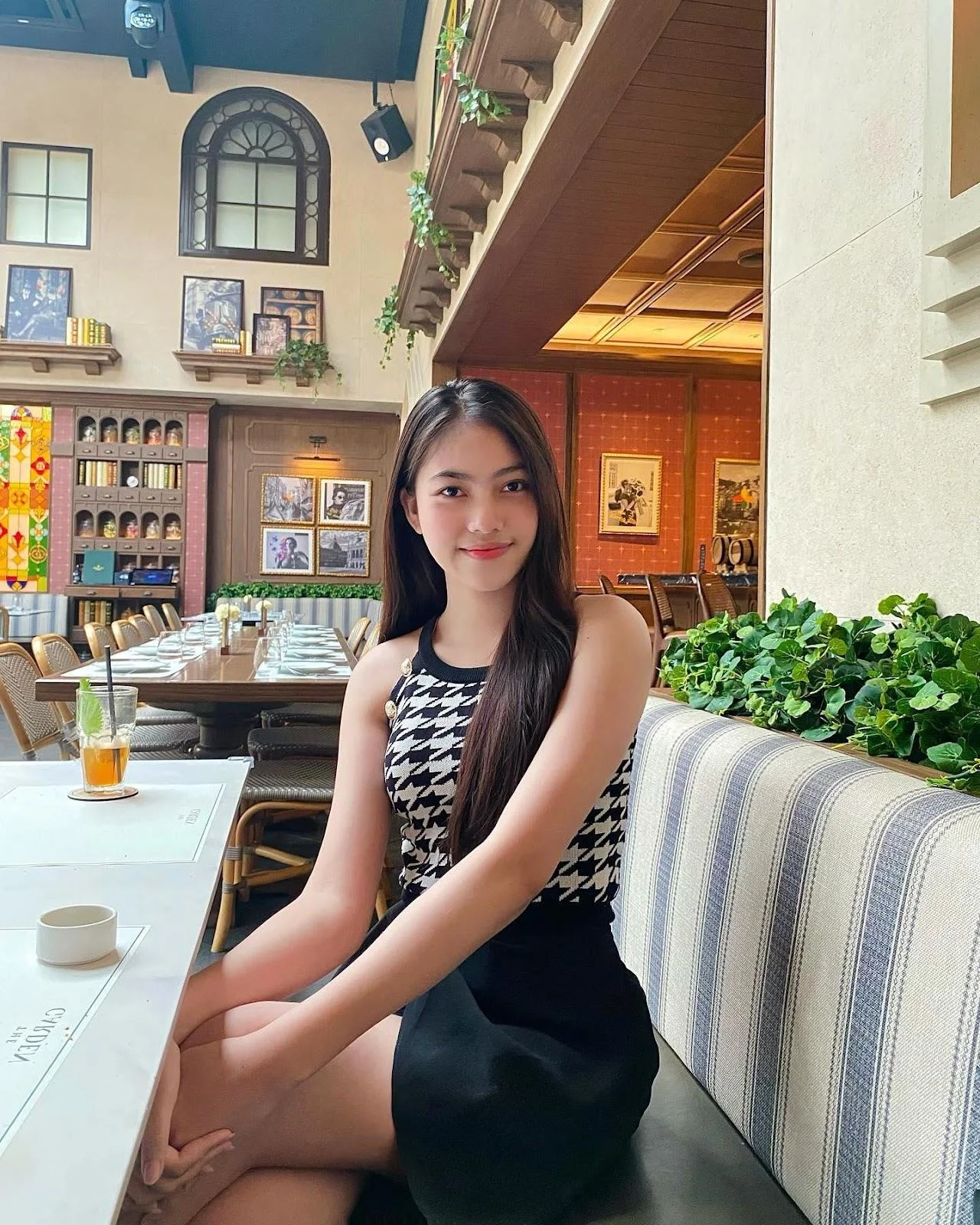 Wanita Seksi Memesona, wanita seksi, memesona, menggoda