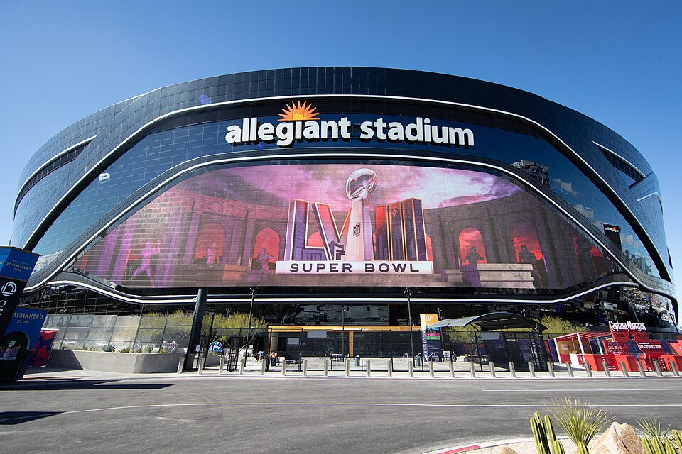 Entrada do Allegiant Stadium recebendo o LVIII Super Bowl