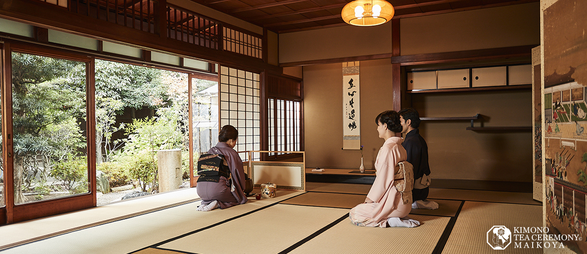 Ceremonia tradicional japonesa del té con experiencia en kimono en Kioto, combinando educación cultural con servicios profesionales de fotografía.
