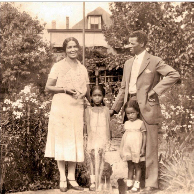 A family posing for a pictureAI-generated content may be incorrect.