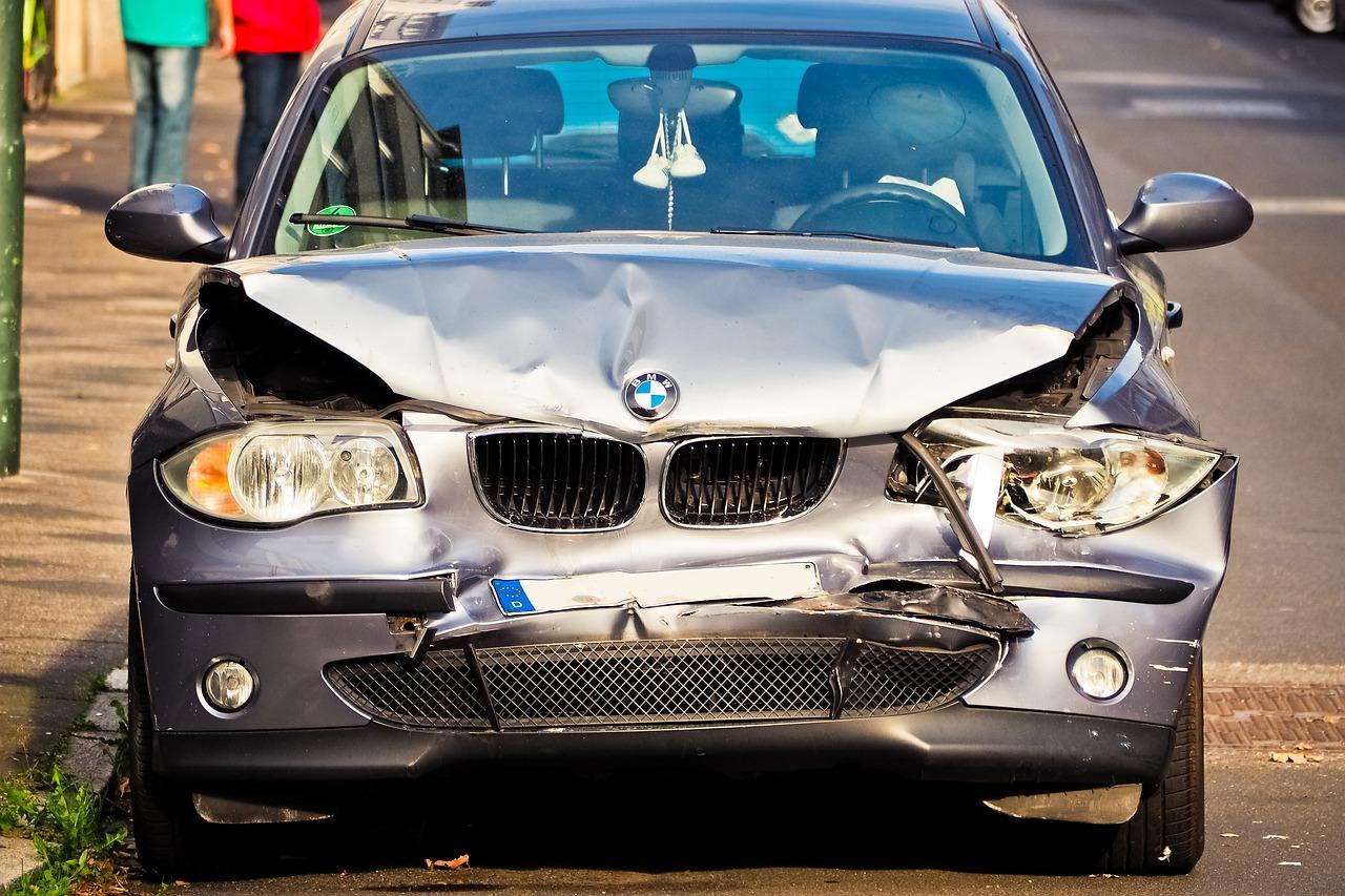 A car with a damaged front end</p>
<p>Description automatically generated