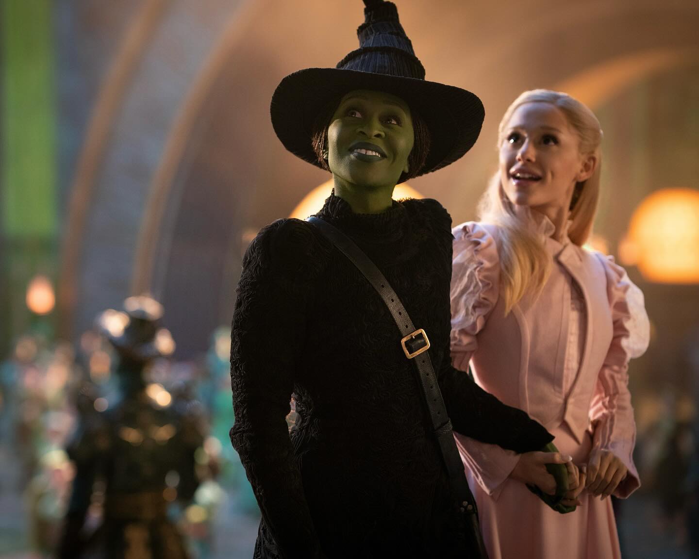 4 Alasan Kamu Harus Nonton Film Wicked, Ada Ariana Grande!