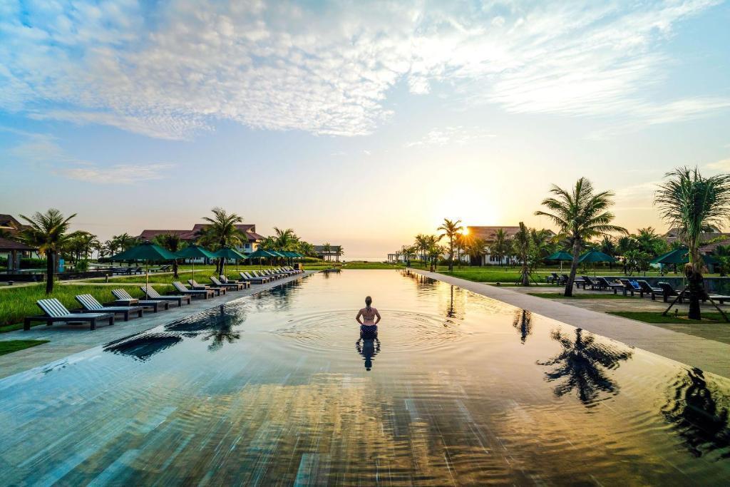 A person standing in a pool

AI-generated content may be incorrect.