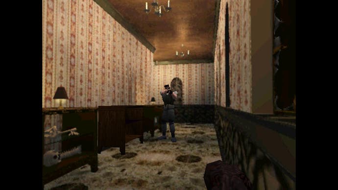 Tangkapan layar Resident Evil PS1 yang memperlihatkan Chris Redfield berjalan menyusuri koridor kuno