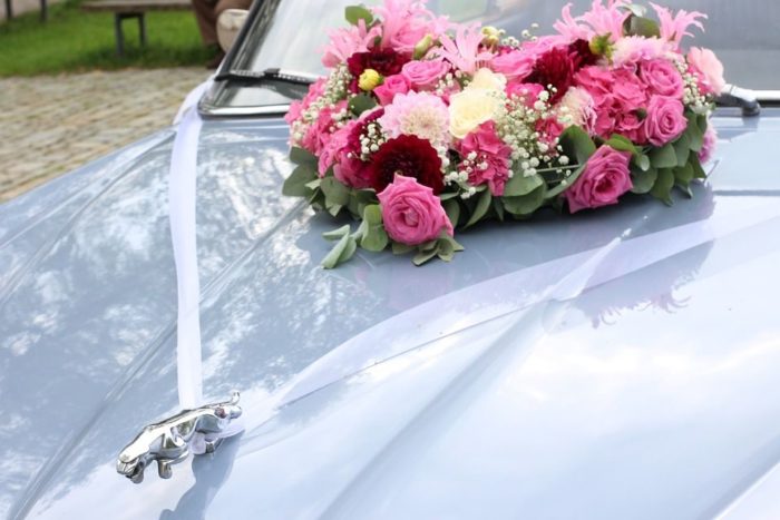 Some ideas for decorating your wedding car!