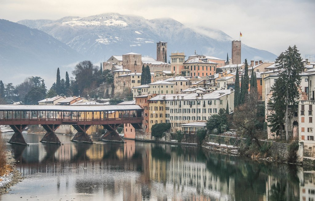 Il caratteristico ponte di Arcugnano sul lago di Fimon, in Italia.