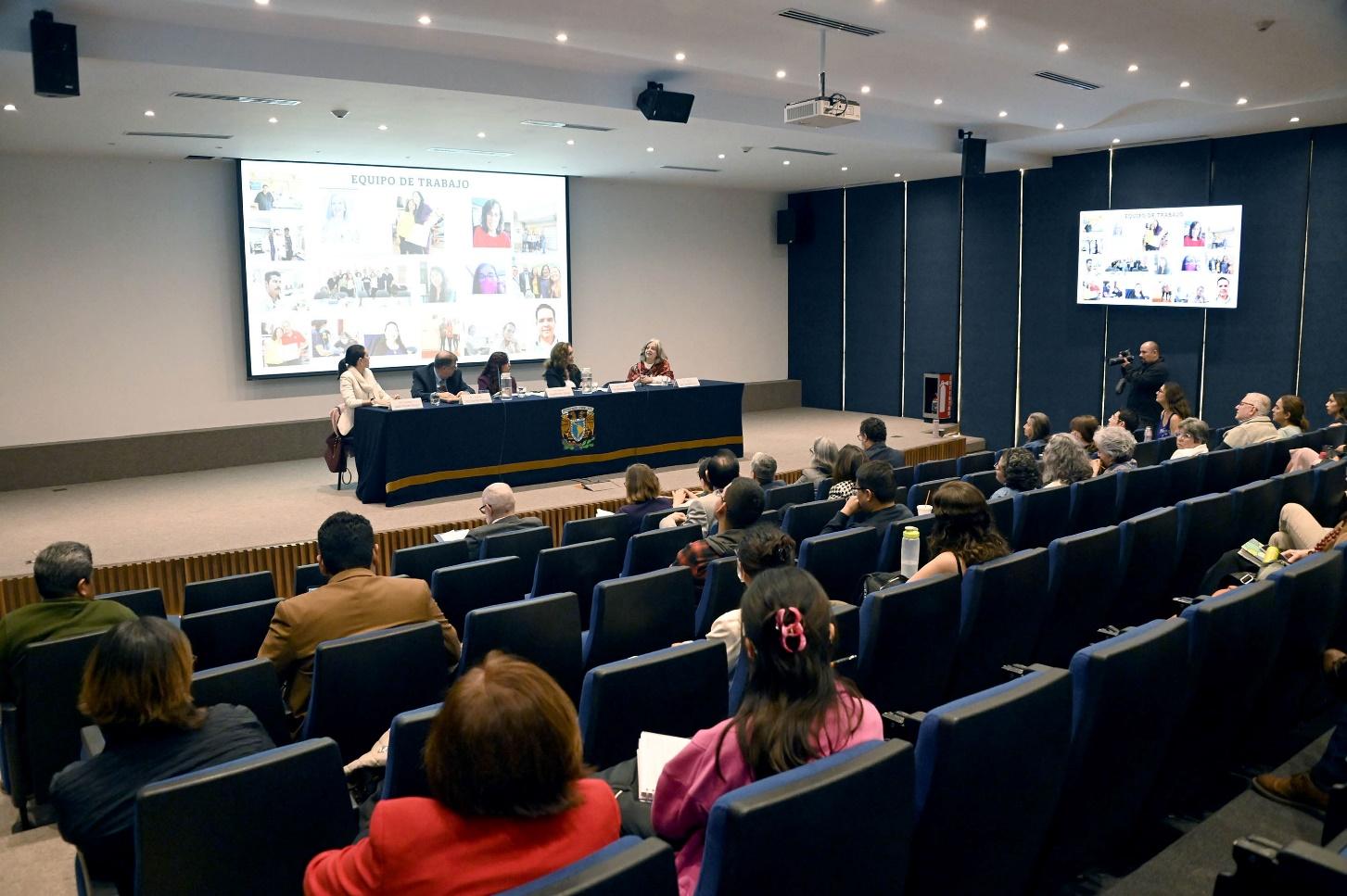 Un grupo de personas en un salón de clases

Descripción generada automáticamente con confianza media