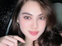 Wanita Cantik dengan Sentuhan Romantis