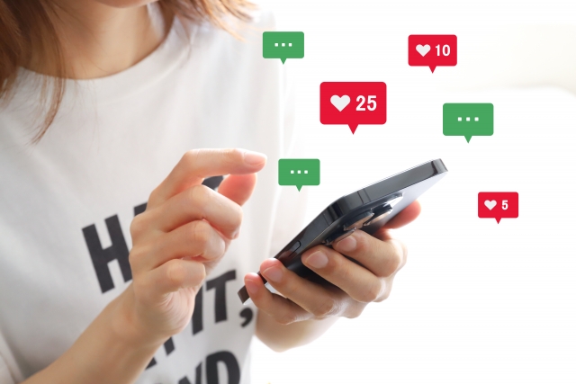 スマホでSNSをみているイメージ