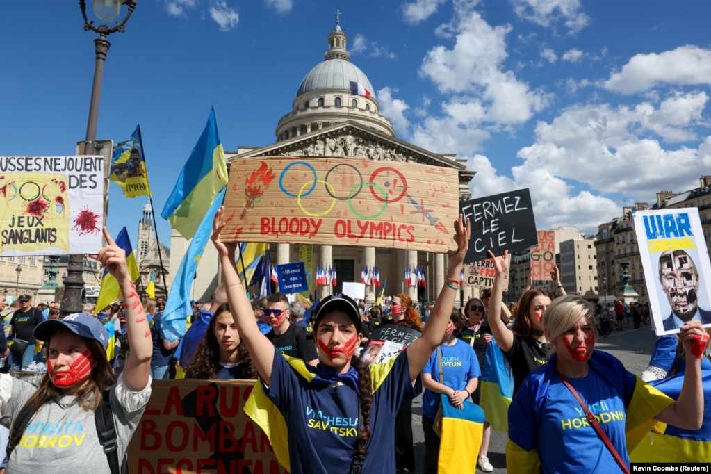 Українці в Парижі мітингують у пам'ять про спортсменів, які загинули під час війни в Україні, за два тижні до початку Олімпійських та Паралімпійських ігор 2024 року в Парижі, Франція