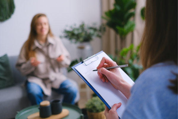 A patient and a forensic psychologist undergoing the forensic evaluation process.
