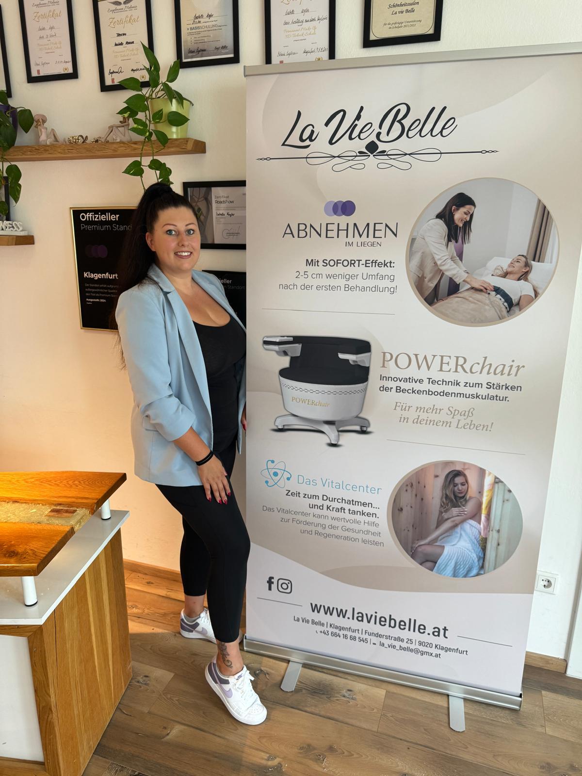Frau präsentiert Werbetafel
