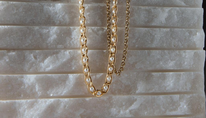 abstract-gold-chain-jewellery-presentation (1)_副本