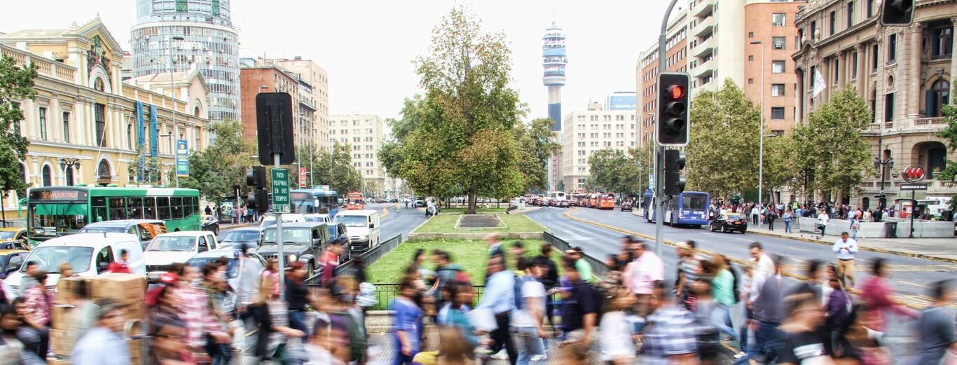 La vida en las grandes ciudades es acelerada e impersonal. Pero crea menos  depresión que en las zonas rurales