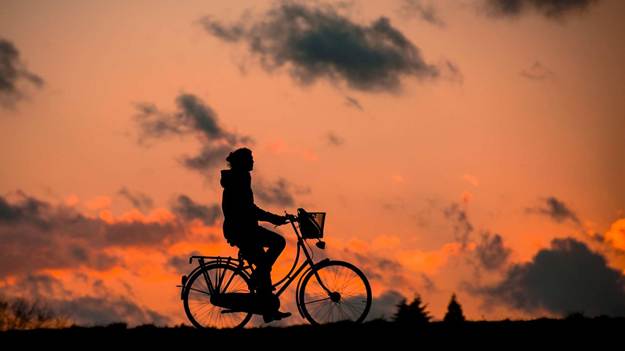 A person riding a bicycle at sunset

AI-generated content may be incorrect.
