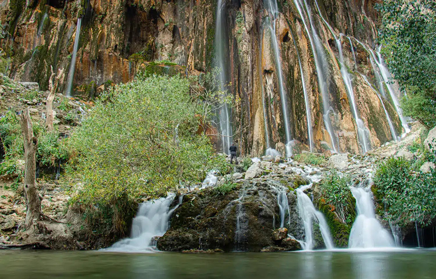 چشم‌انداز آبشار مارگون شیراز و چشمه‌ی پایین‌دست آن