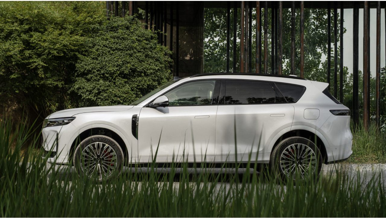Voyah Free+ combines advanced Huawei tech with electric and hybrid crossover design, offering long range and luxury features tailored for the Chinese market.