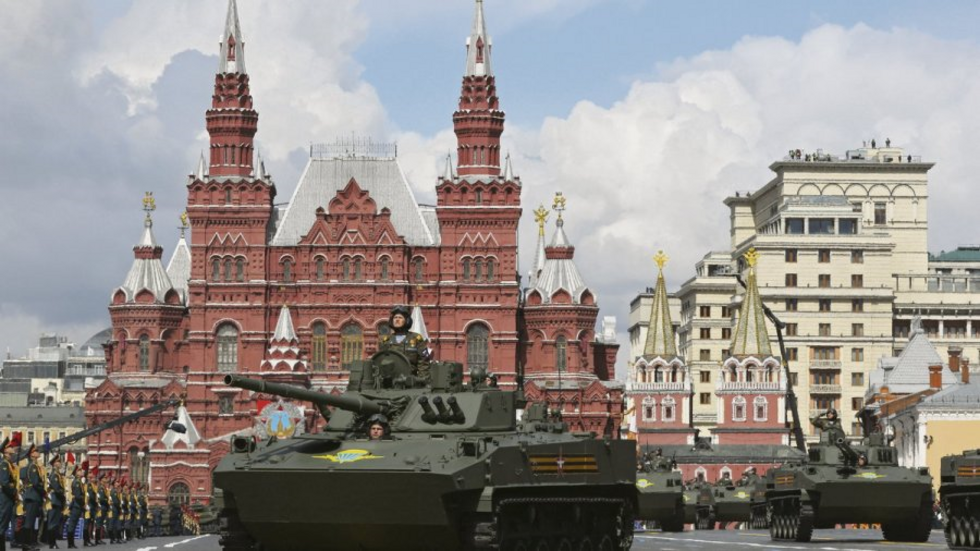 Le 9 mai,  Moscou, les blinds de l'infanterie russe paradent sur la place rouge