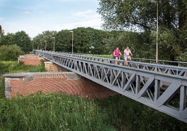 Afbeelding met buitenshuis, gebouw, hemel, brug

Automatisch gegenereerde beschrijving