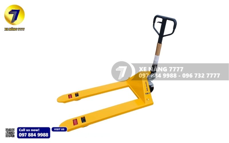 Xe nâng tay 2.5 tấn là sự lựa chọn tối ưu cho doanh nghiệp để nâng, hạ, di chuyển hàng hóa tại nhà kho, công trường quy mô nhỏ