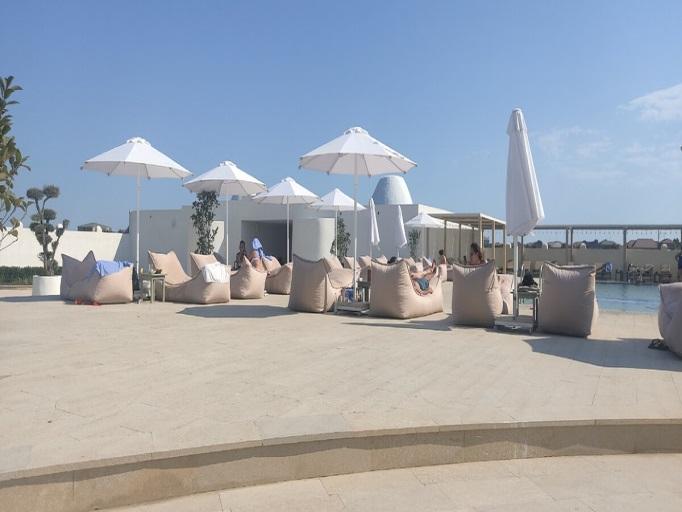 Cacablanca beach. Таких платных островков благополучия  на пляже Мардакян не один и не два. Можете полистать галерею