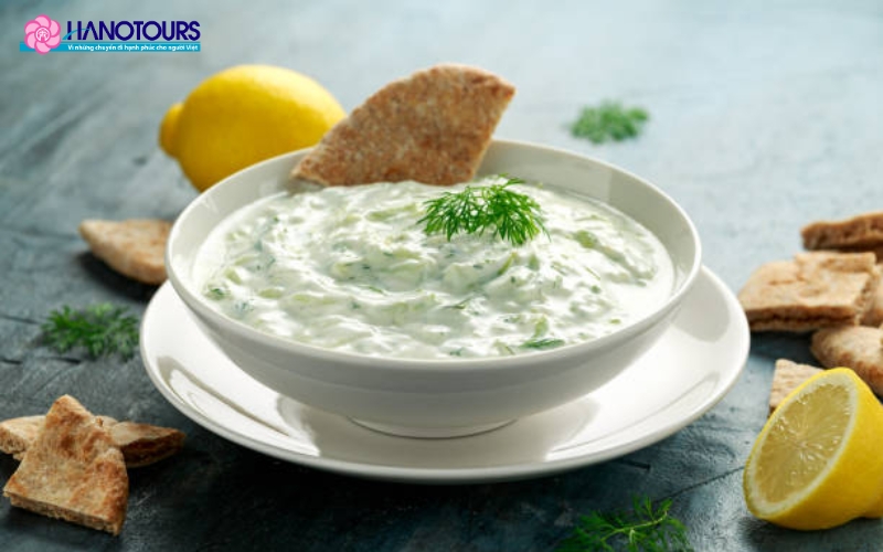 Tzatziki có thể được dùng như một món khai vị hoặc sốt chấm