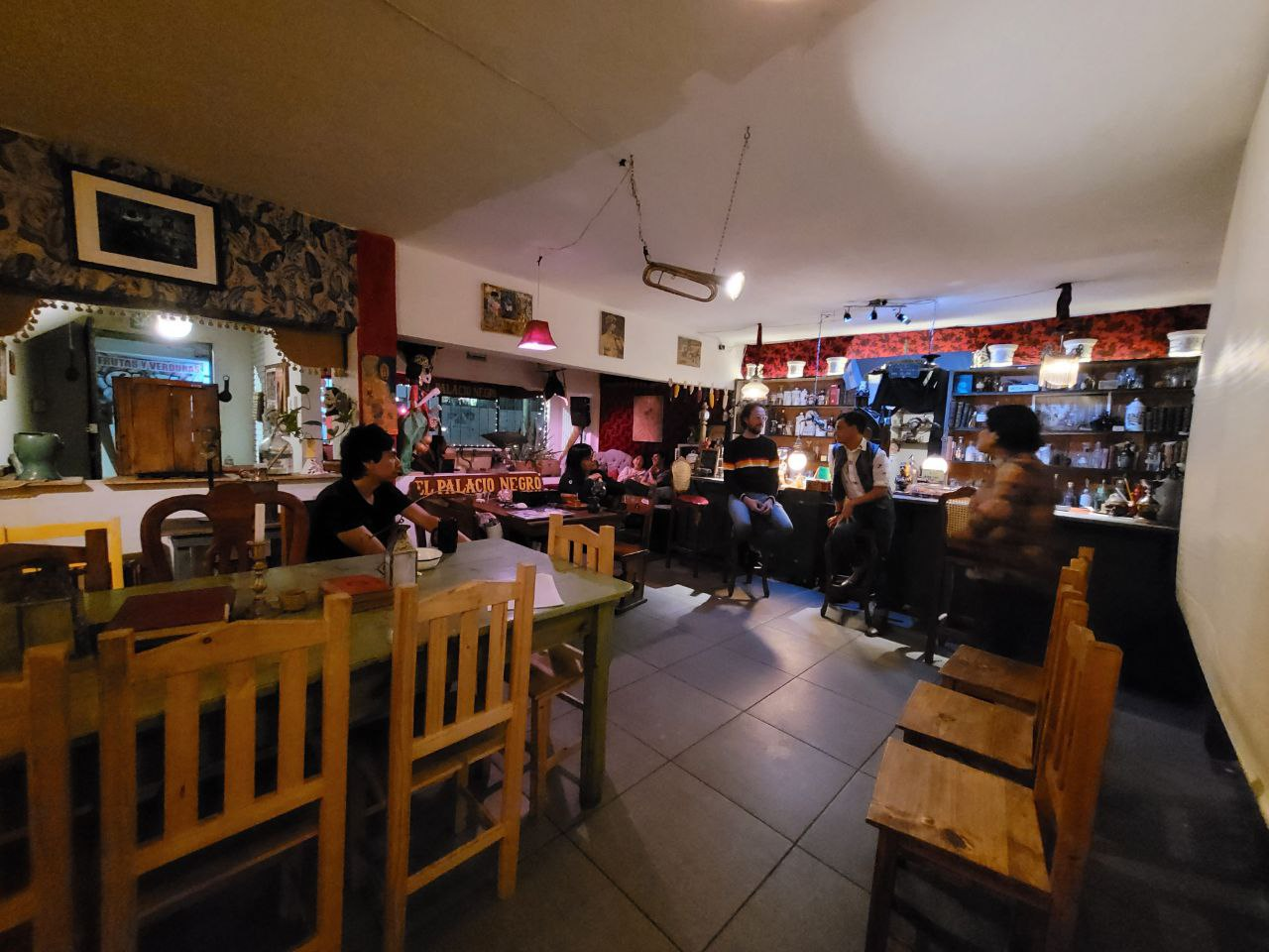 Un comedor y una cocina de restaurante

Descripción generada automáticamente con confianza baja